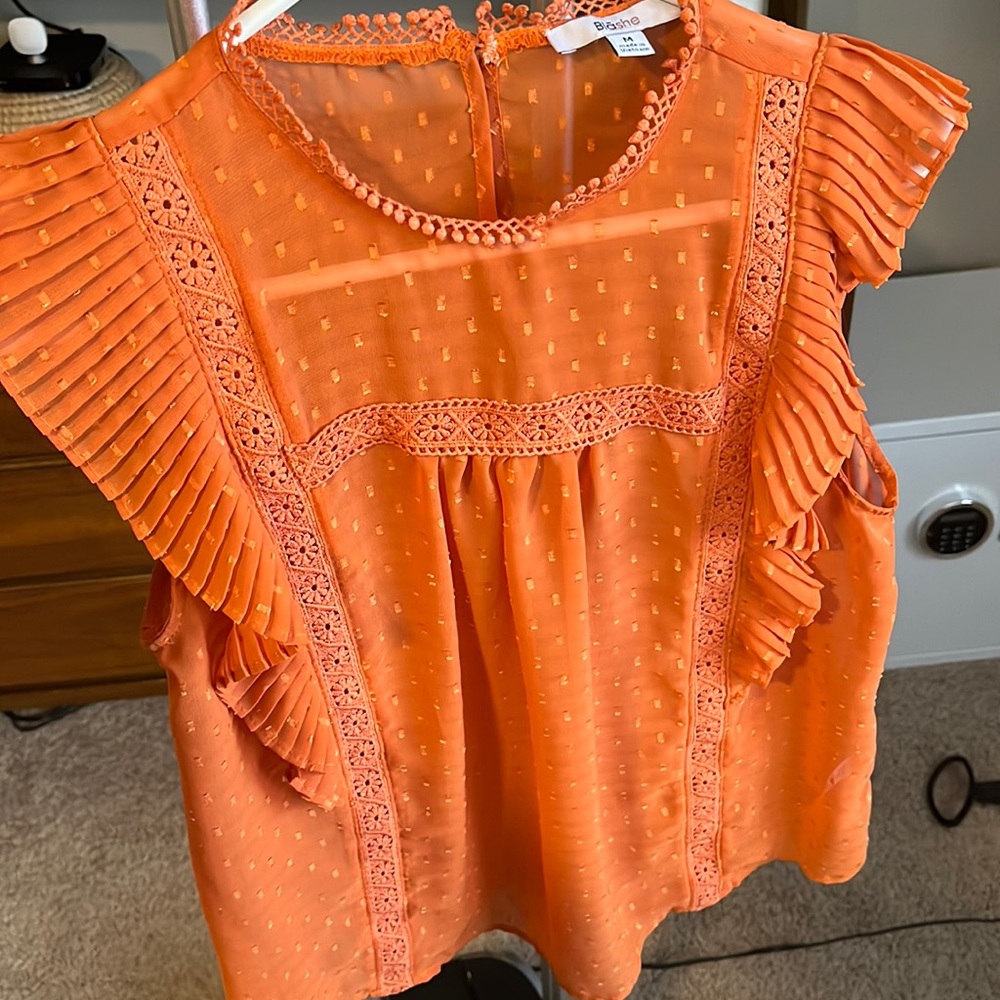 Sleeveless detailed blouse. Sheer and romantic, adorable details